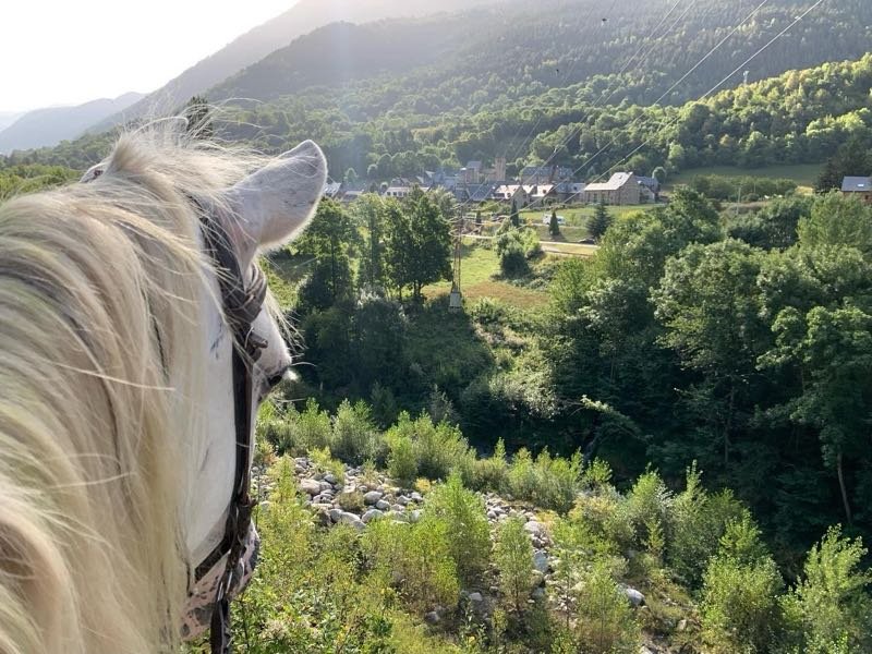 Un pueblo del valle visto entre las orejas del caballo